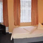 Πανσιόν Am Hermannplatz 2*